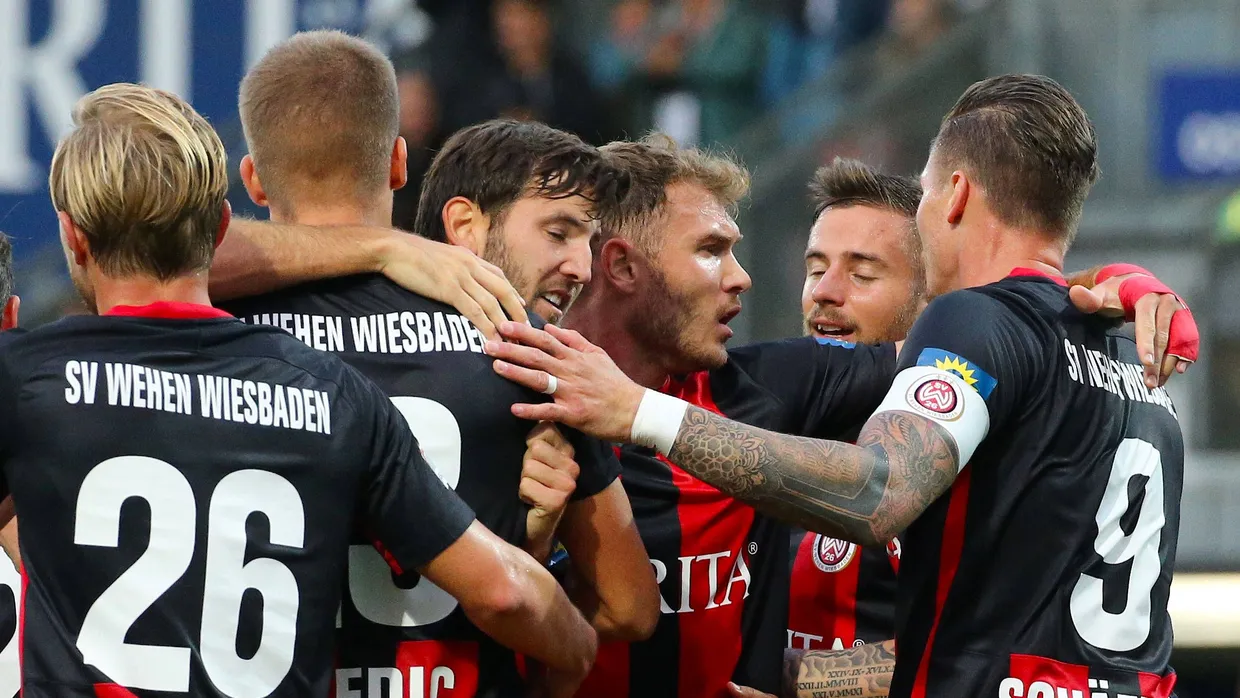 Endlich gewonnen: Freude beim SV Wehen Wiesbaden