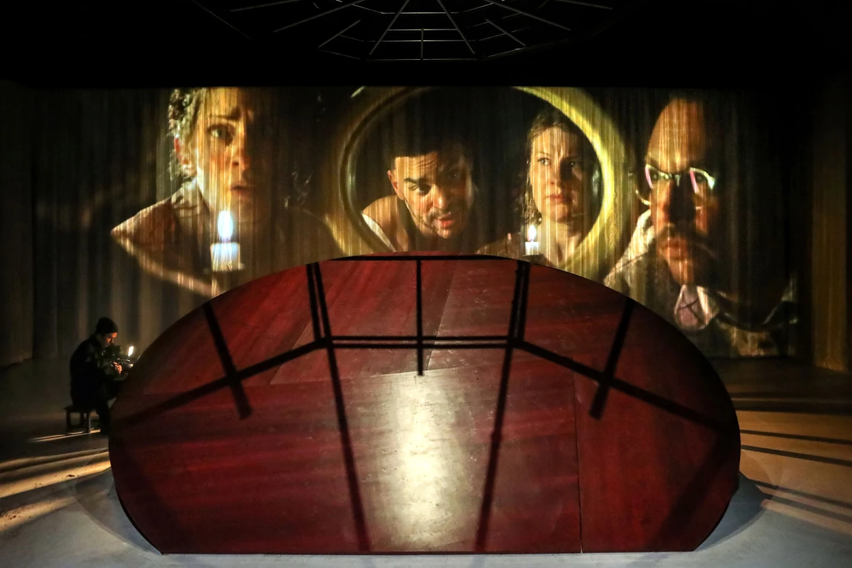 Szene aus „Automatenbüfett“ am Münchner Residenztheater