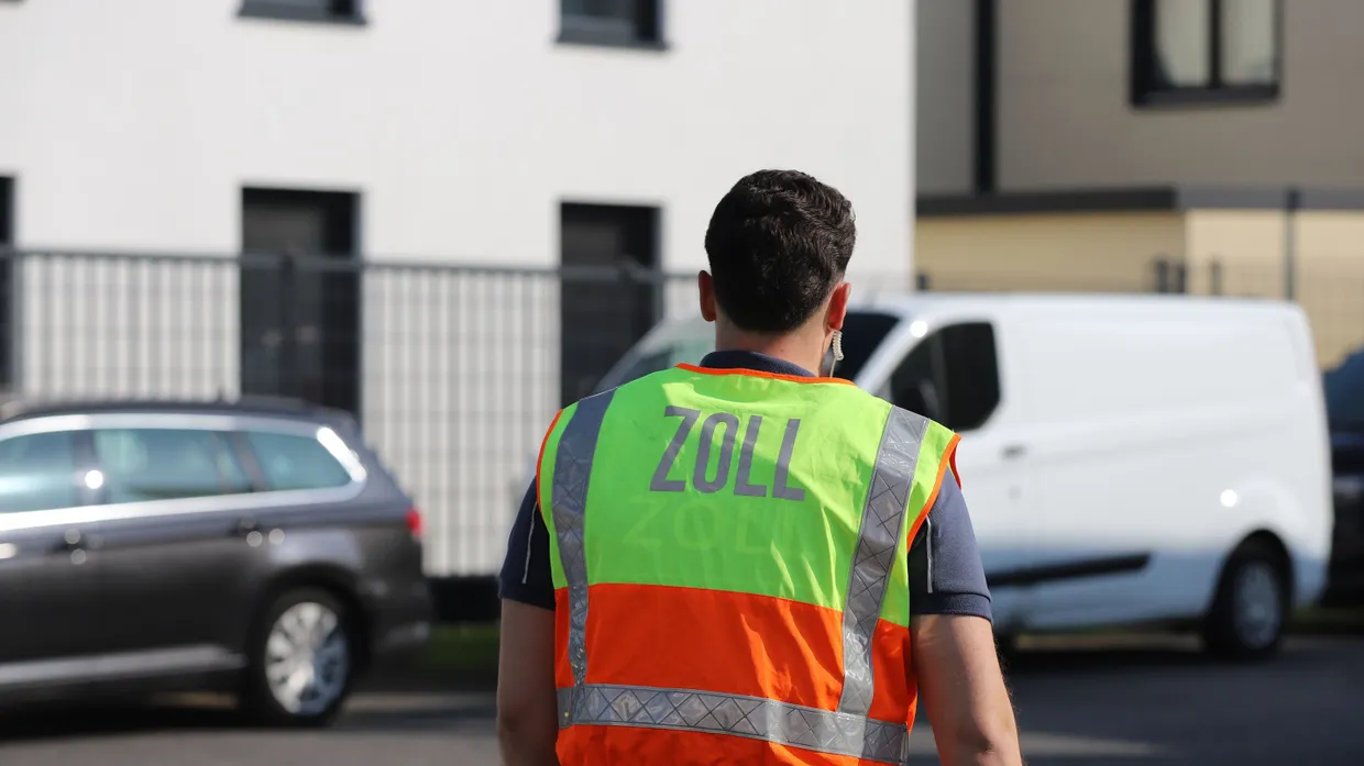 Auf der Baustelle eines Reha-Zentrums in Bornheim bei Köln kontrollierten Zollbeamte insgesamt 28 Männer.