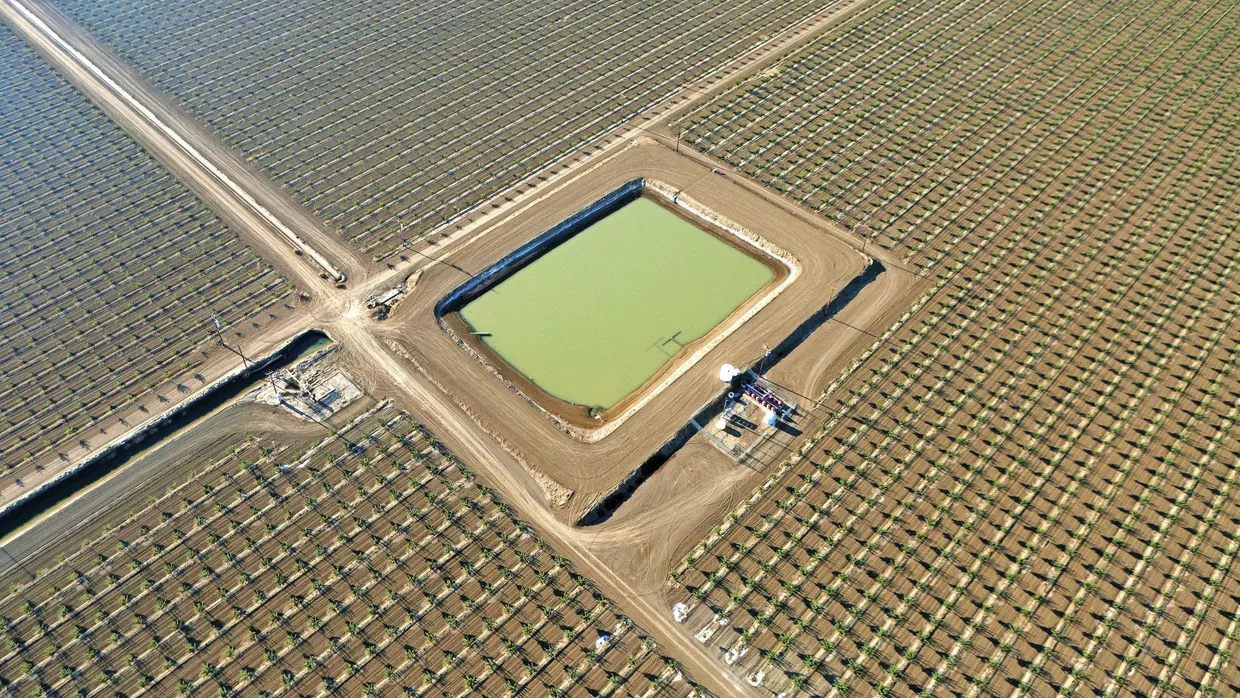 Von hier aus führt kein Weg zurück zur kleinbäuerlichen Landwirtschaft: Agrarsteppe mit Bewässerungsteich bei Fresno in Kalifornien