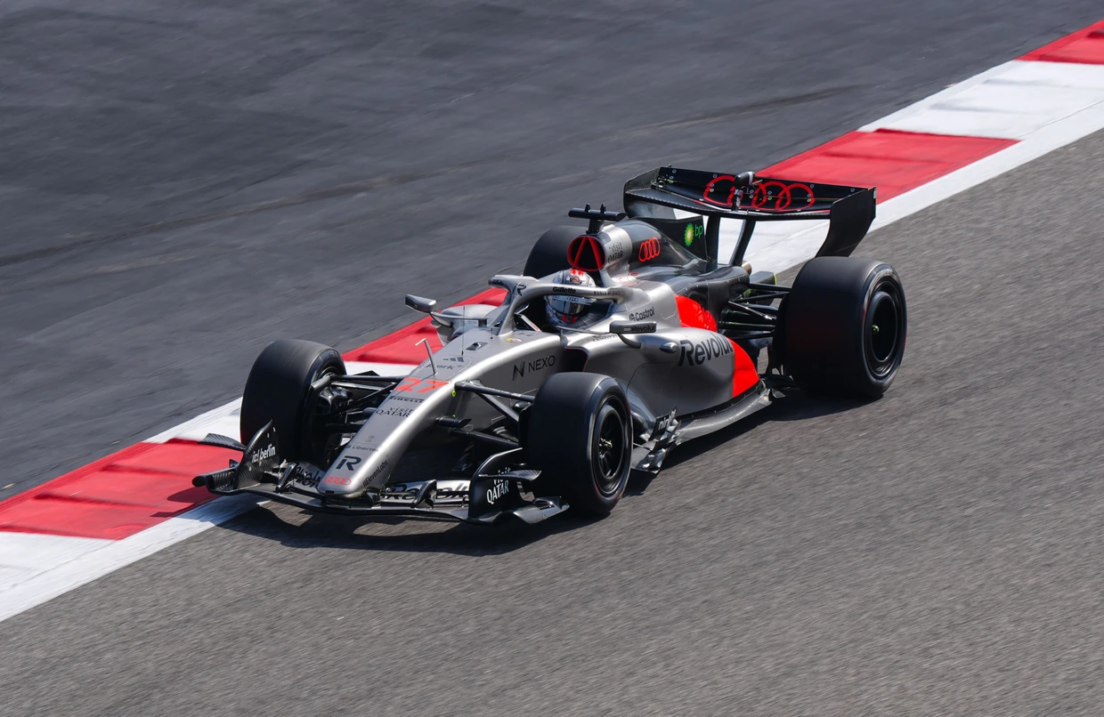 Der neue Formel 1-Rennwagen bei Probefahrten in Bahrain.