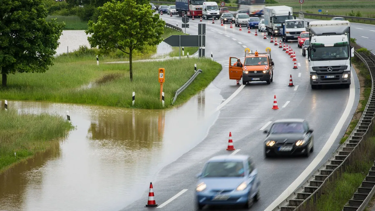 Die Wassermassen machten auch vor der A 73 in Bayern nicht halt. Die Anschlussstelle Breitengüßbach-Mitte wurde gesperrt