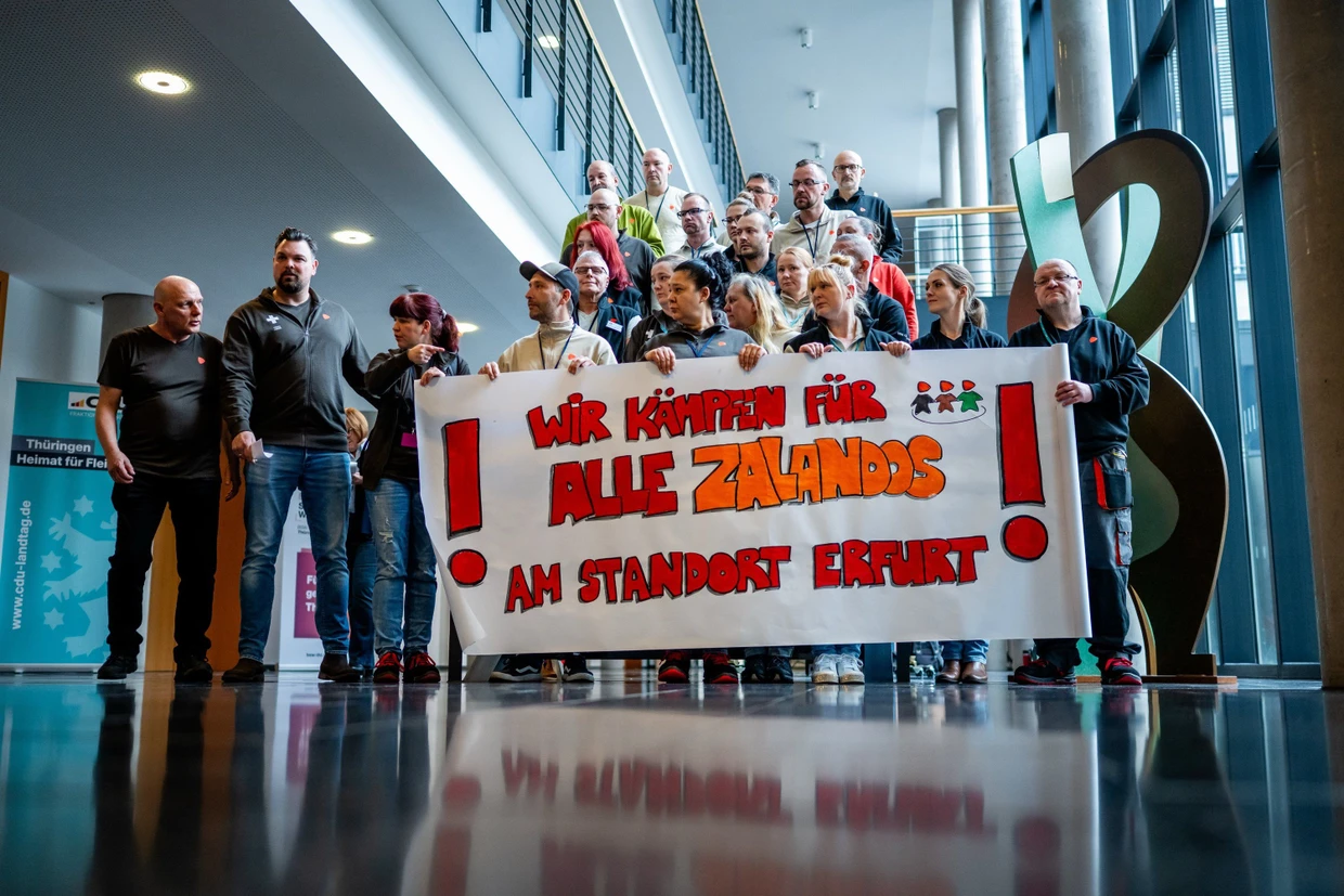 Betriebsratsmitglieder demonstrieren Mitte Januar für den Erhalt ihrer Arbeitsplätze am Standort Erfurt.