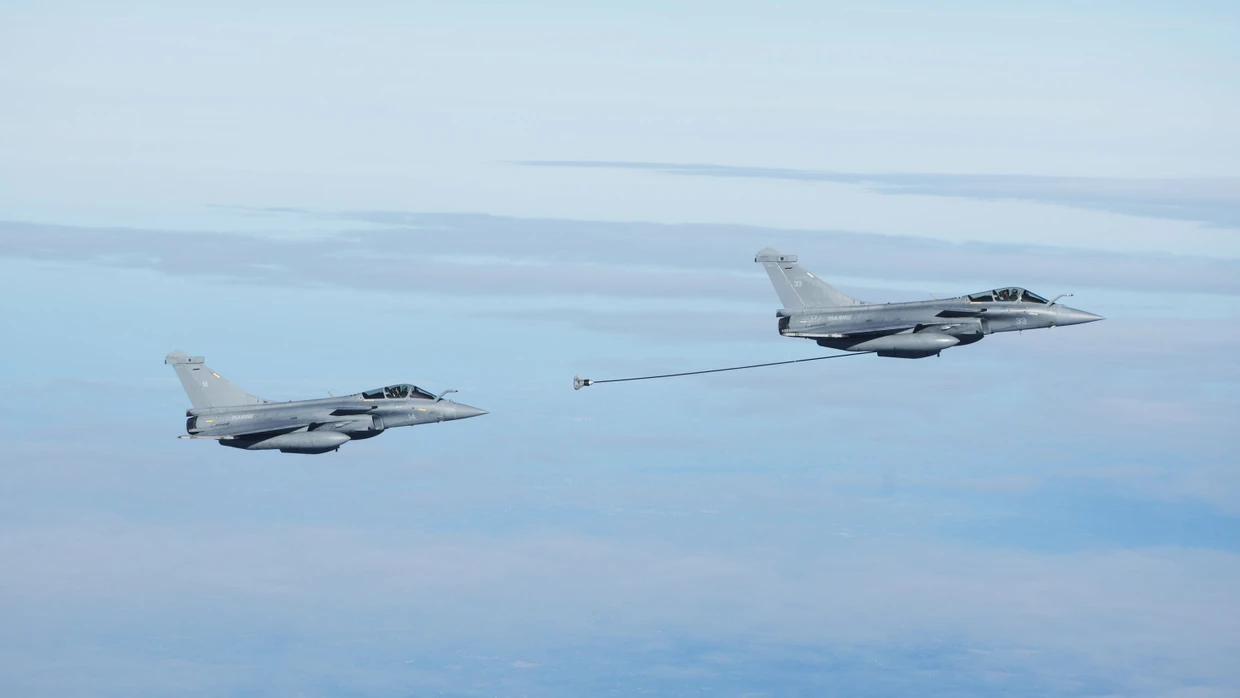 Zwei französische Rafale-Kampfflugzeuge bei der Luftbetankung kurz vor Macrons Rede am Montag.
