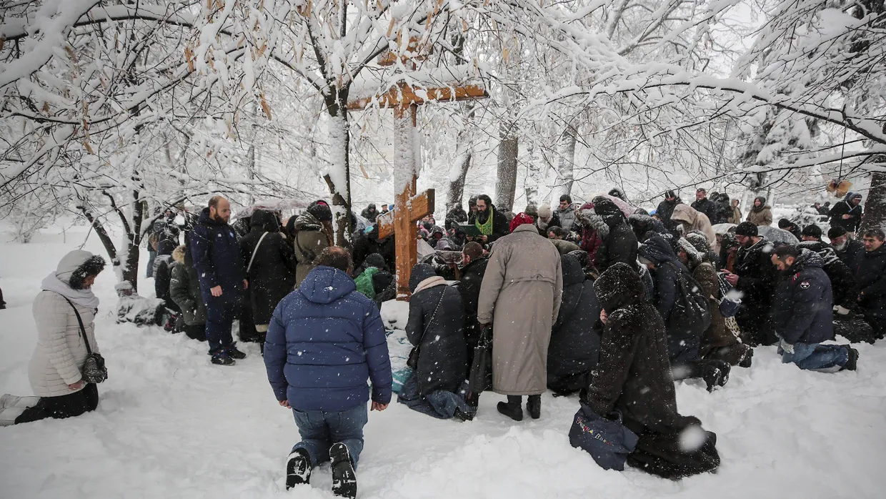 Gegen die Trennung von Russland:Gläubige, die der Kirche des Moskauer Patriarchats angehören, beten in Kiew.