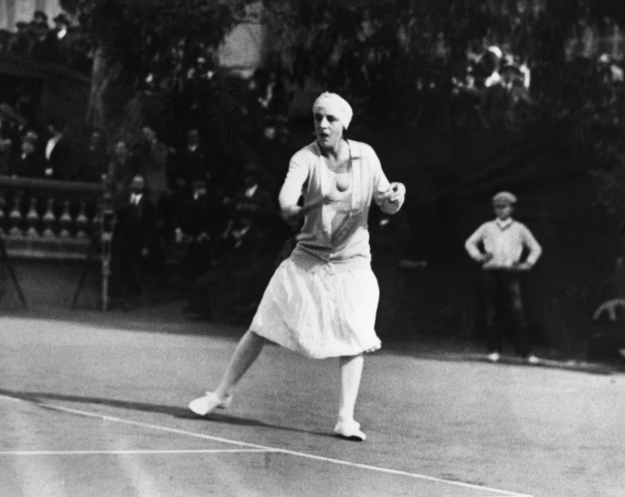 ... und die Französin Suzanne Lenglen, deren Spiel von einem balletthaften Stil geprägt ist, locken so viele Schaulustige ins Stadion von Cannes, dass die Zuschauerkapazität verdoppelt werden muss.