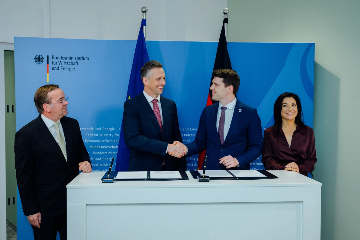 Nagy und Sebastian Schulte, Vorstandschef des Motorenherstellers Deutz (Zweiter v. l.), besiegeln am Rande des Industriedialogs eine Kooperation, flankiert von Bundeswirtschaftsministerin Katherina Reiche und Bundesverteidigungsminister Boris Pistorius.