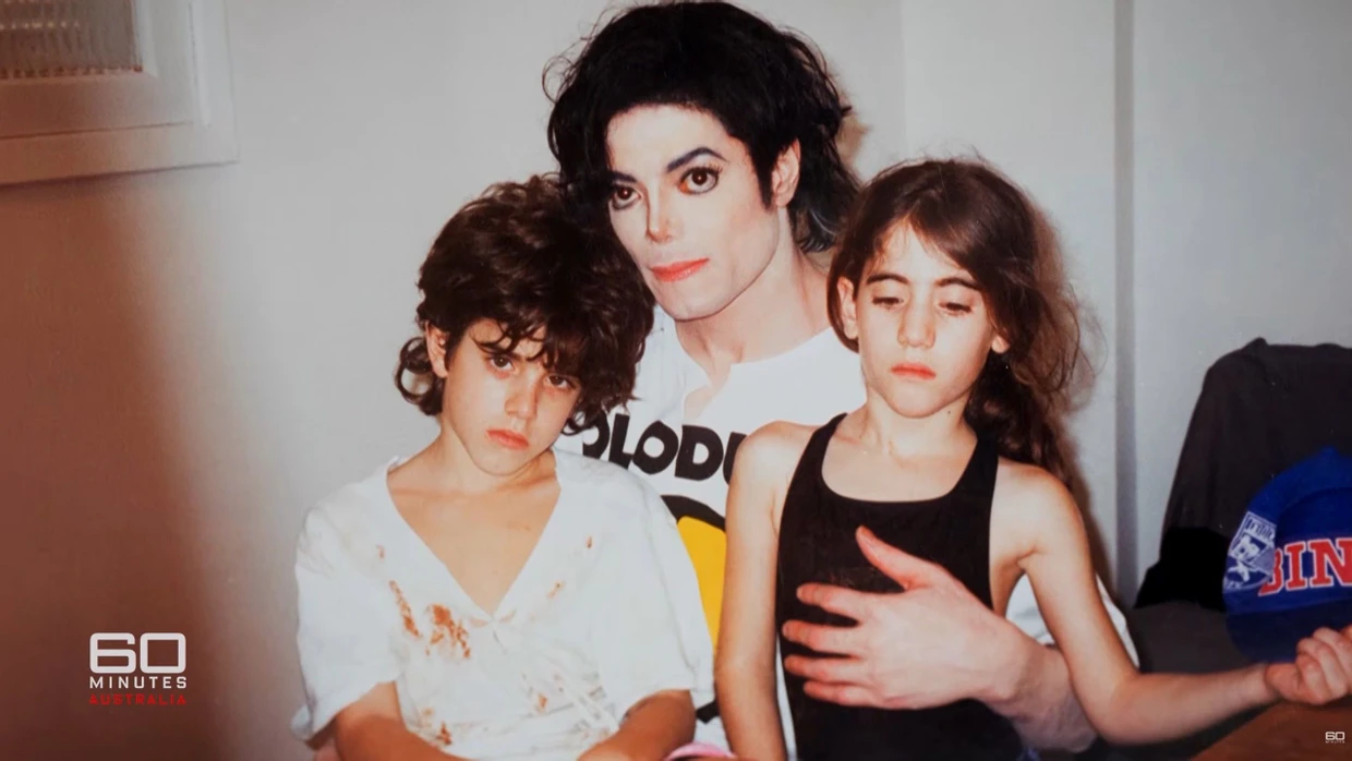 Michael Jackson mit Marie‑Nicole und Aldo Cascio, den beiden jüngsten Geschwistern.