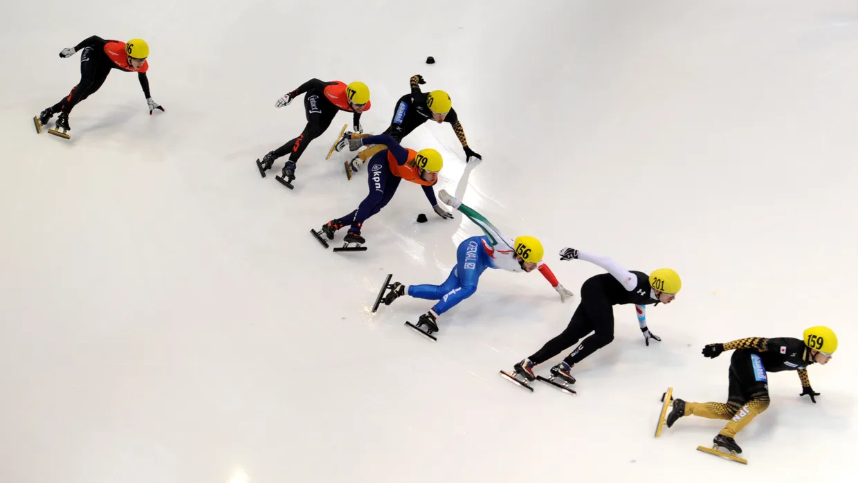 Im Shorttrack wird schnell gelaufen und hart gekämpft auf dem Eis.