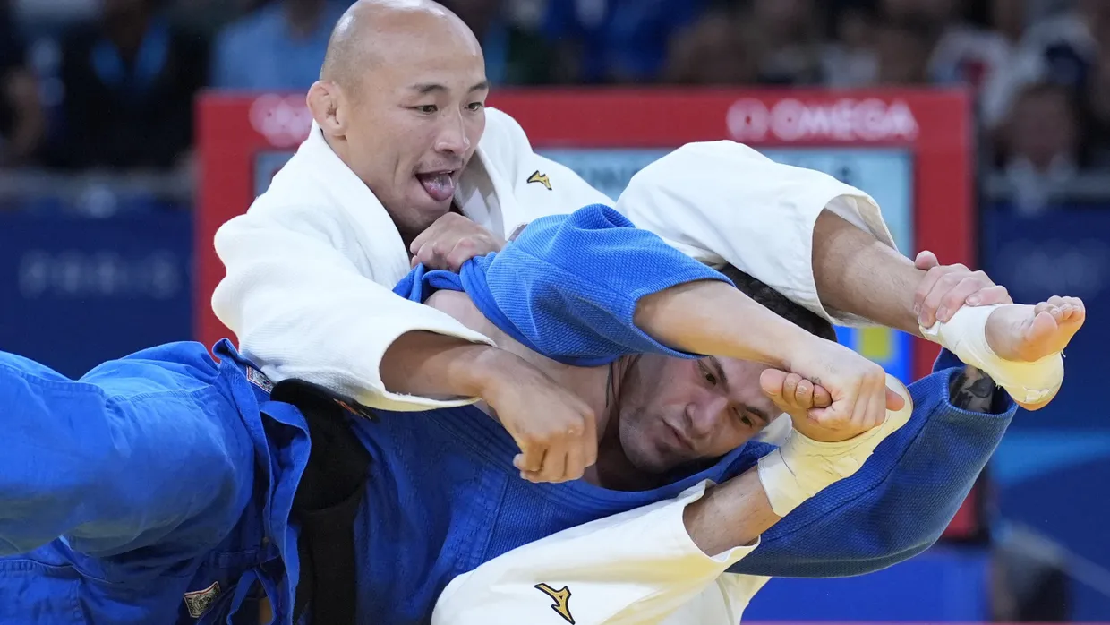 Ist es um das Gleichgewicht erst einmal geschehen, folgen oft erstaunliche Verschlingungen. Hier in einem Viertelfinale der Herren bis 66 kg in Paris am Sonntag.