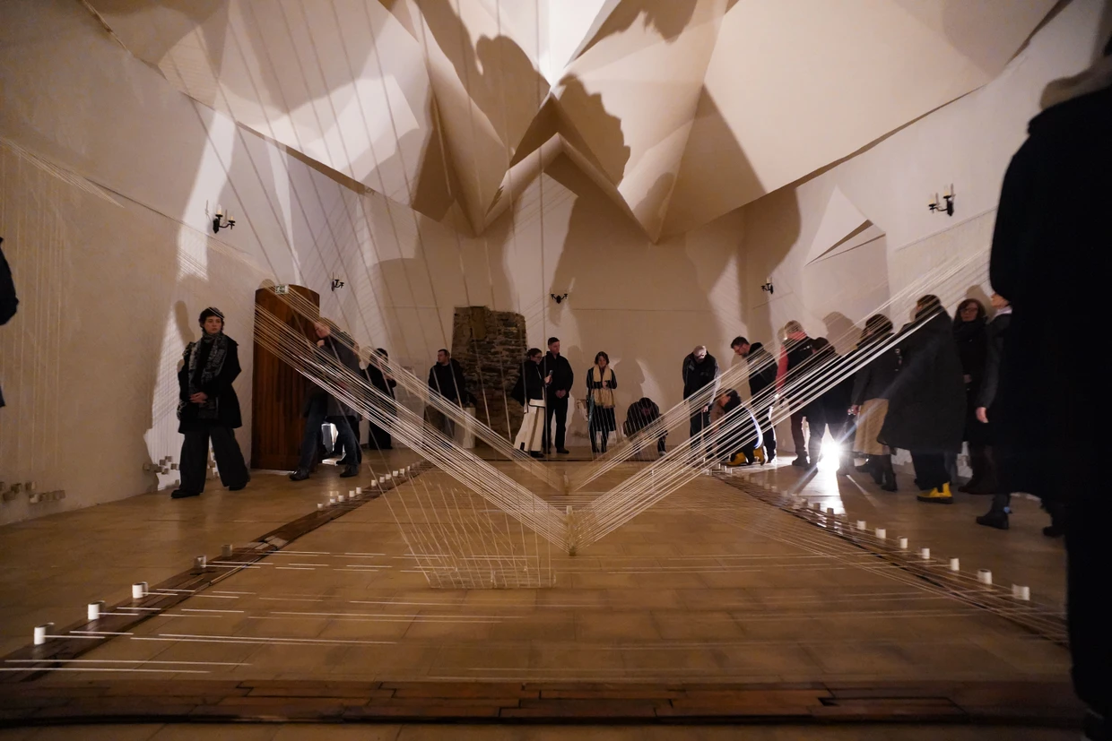 Der in Trenčín allgegenwärtige Futurokubismus und das Neue Bauen treffen auf die menschheitsalte Kulturtechnik des Webens: „Barbara’s Thread“ von Carla Rebelo im großen Burgsaal