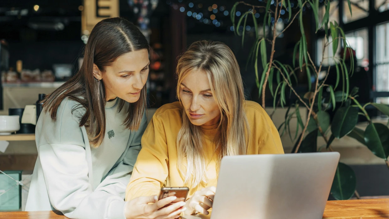 Mehr als die Hälfte der arbeitsbezogenen Nachrichten entfällt in Management und Business mittels ChatGPT auf Textproduktion und -bearbeitung.