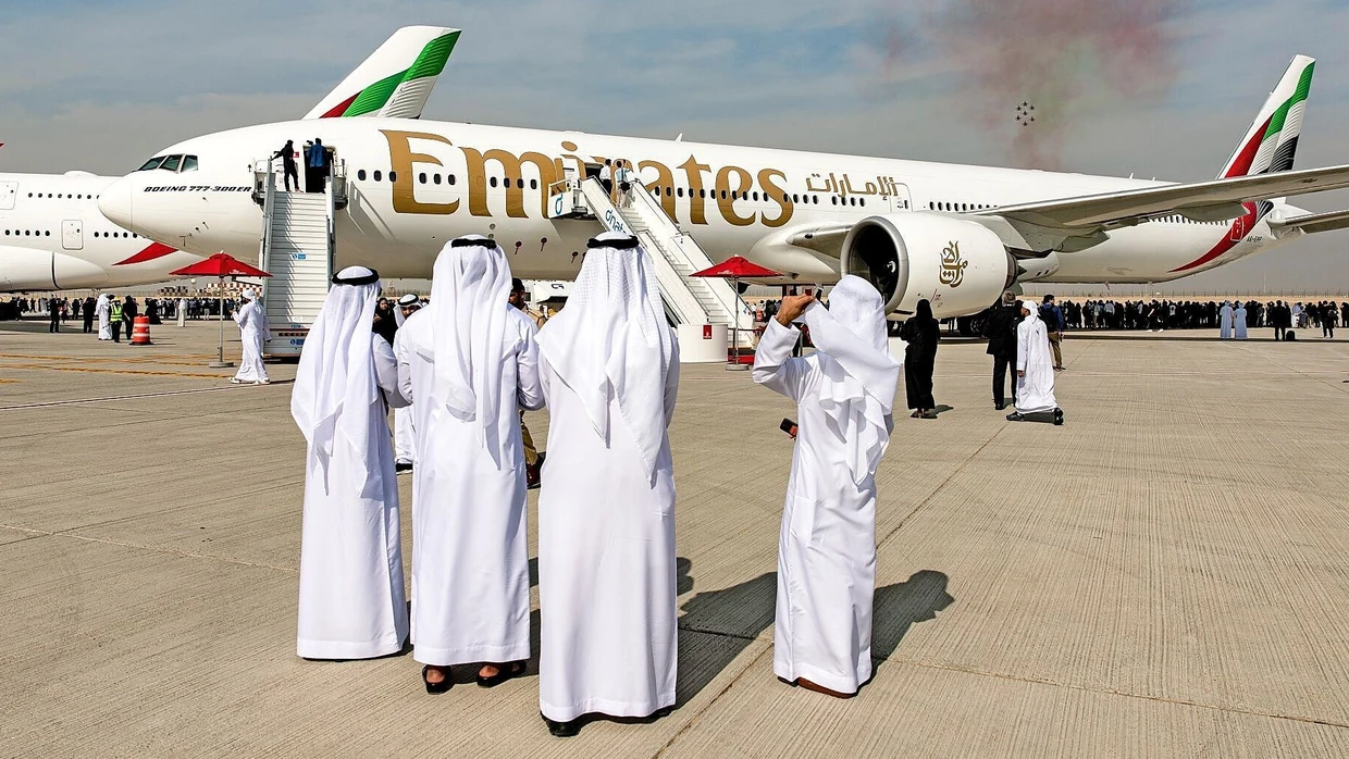 Bald auch Kurs auf Berlin? Ein Boeing-777-Flugzeug von Emirates steht in Dubai.