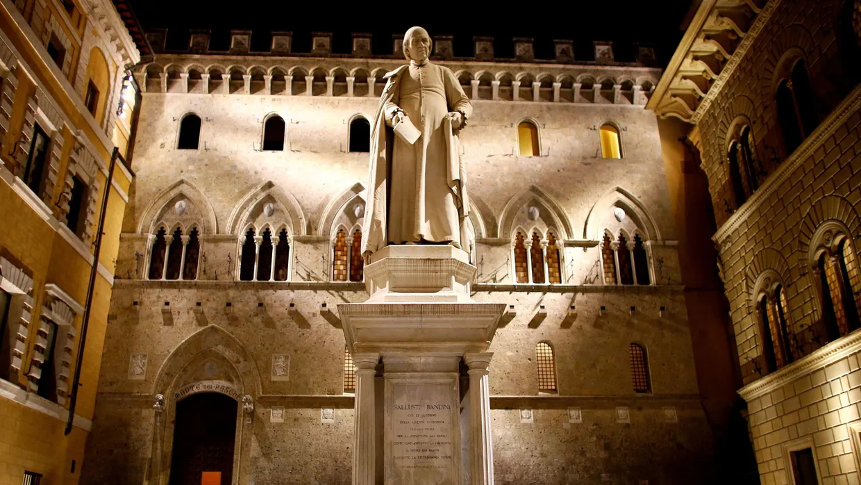 Der Eingang der Monte dei Paschi Zentrale in Siena