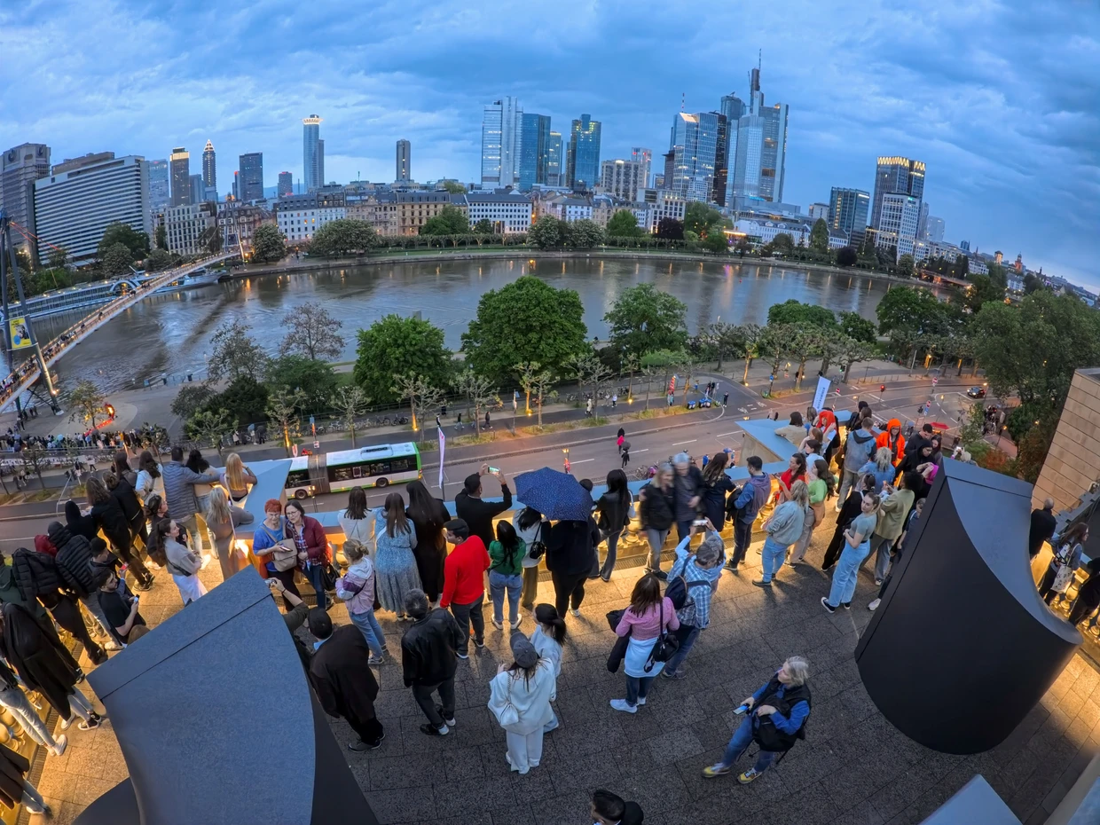 Visitors on the roof terrace of the Städel Museum on the Night of the Museums in May 2024