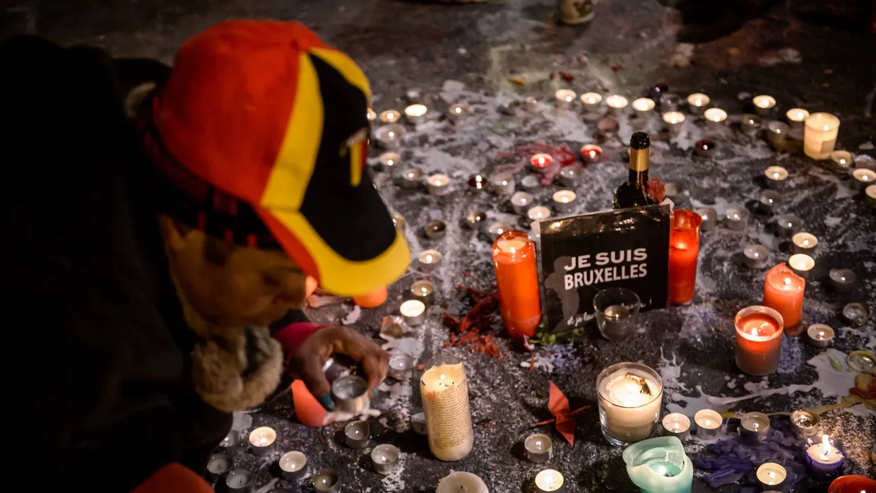 Trauernde zünden in Brüssel Kerzen für die Opfer der Anschläge vom Dienstag an.