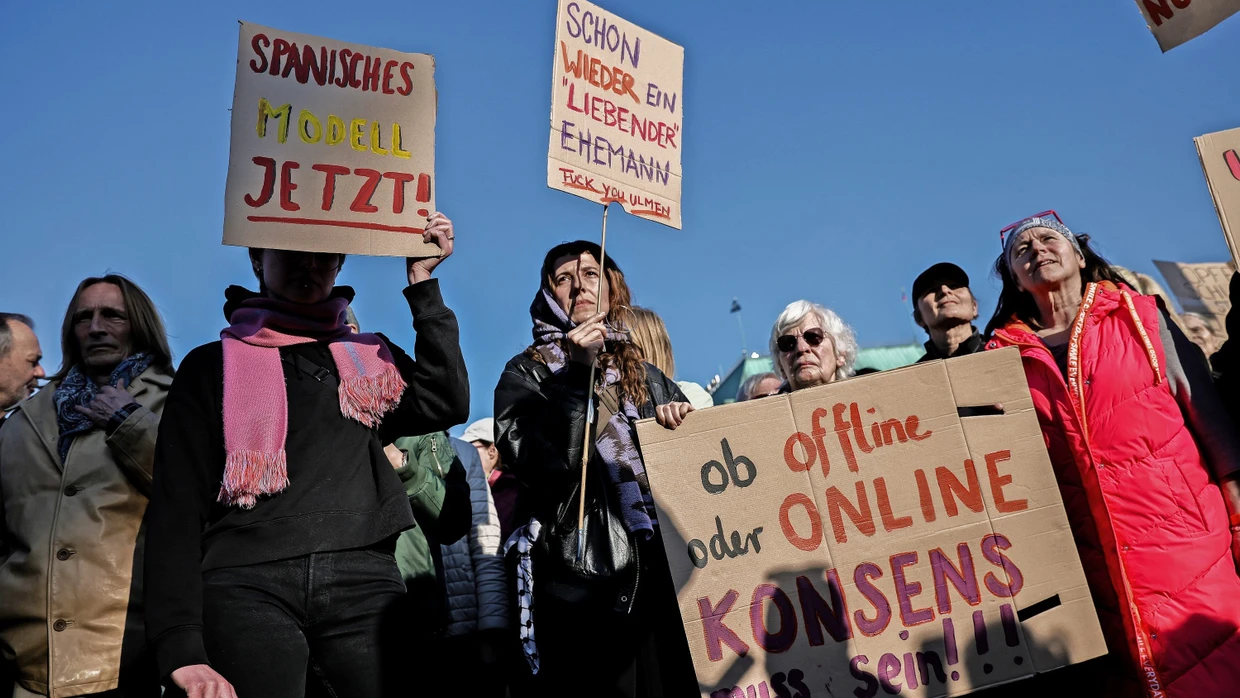 Tausende protestieren in Berlin gegen digitale sexuelle Gewalt.