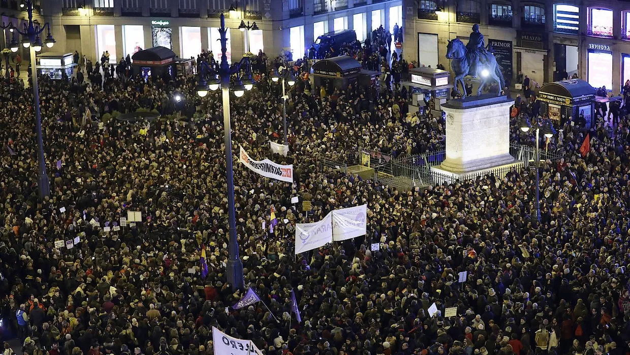 Zahlreiche Menschen nehmen an einem Protest am Puerta del Sol in Madrid teil.