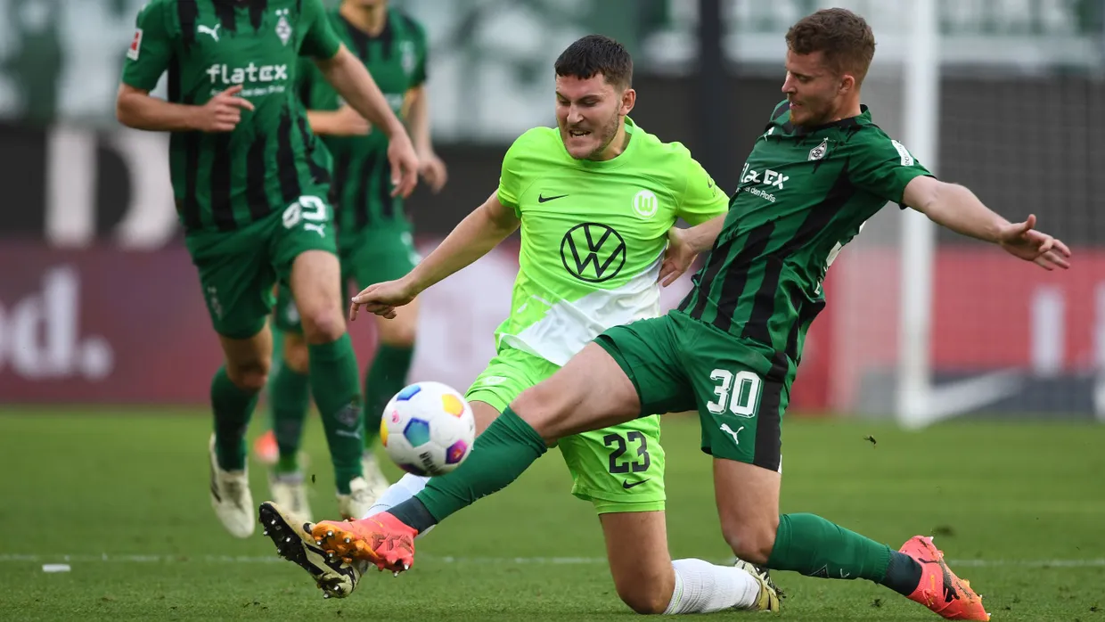 Hart umkämpft: Wolfsburgs Jonas Wind (links) und Mönchengladbachs Nico Elvedi duellieren sich um den Ball.