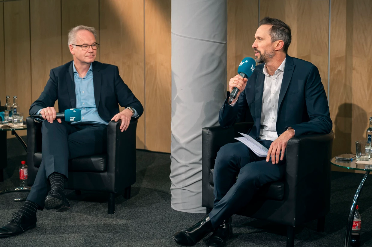 HR-Intendant Florian Hager und F.A.Z.-Herausgeber Carsten Knop im Gespräch über zukunftsgewandten Journalismus auf dem Podium des HR-Sendesaals im November 2024 in Frankfurt.