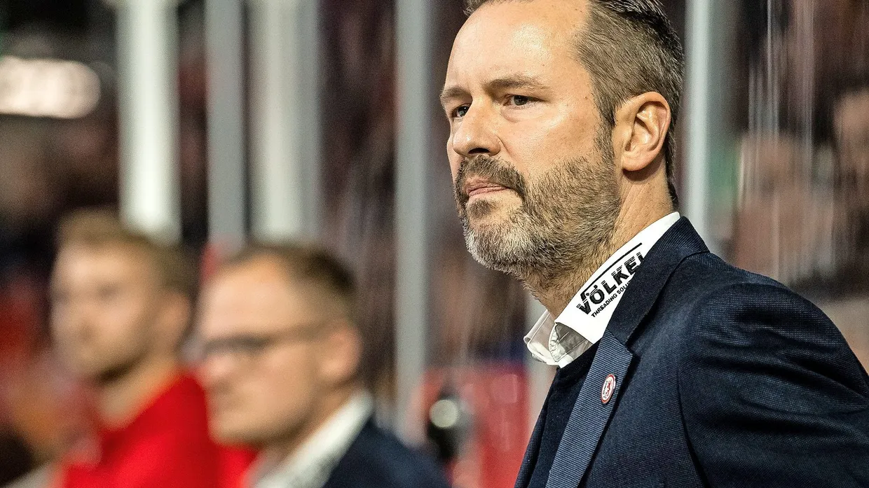 Noch darf er an der Bande bleiben: Trainer Thomas Dolak
