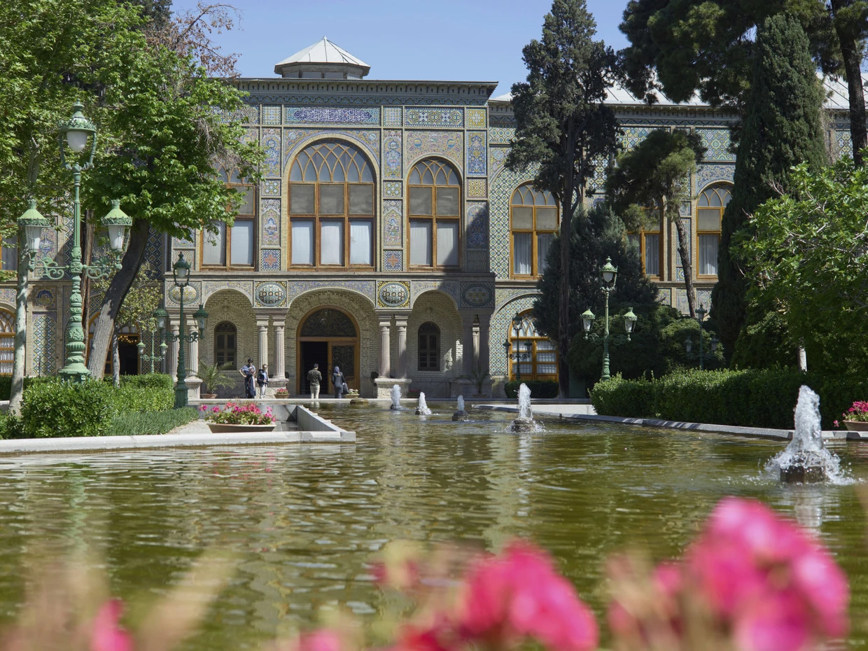 Rosengarten: Der Teheraner Golestan-Palast vor dem Krieg