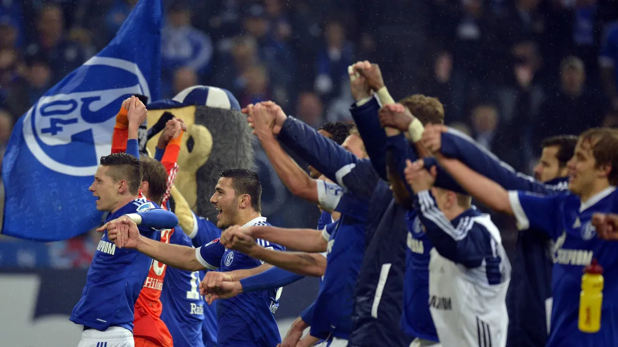 Übliches Ritual, aber immer wieder gerne: Schalker Jubelkette nach dem Sieg gegen Dortmund