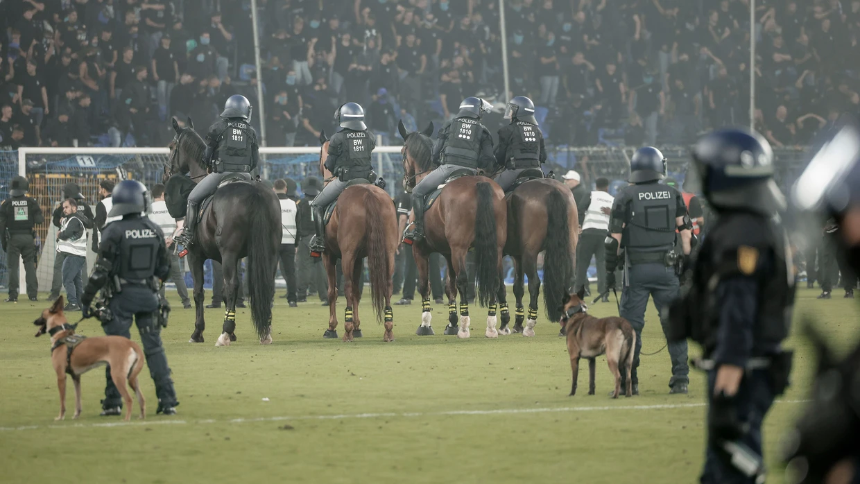 Tierisch wenig Fußball: Das Pokalderby zwischen Mannheim und Kaiserslautern war von Fankrawallen überschattet.
