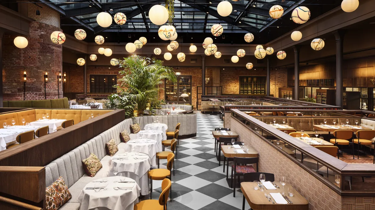 Im Innenhof: Das Restaurant „Root“ bietet unter anderem Sushiplatten mit regionalem Fisch an.
