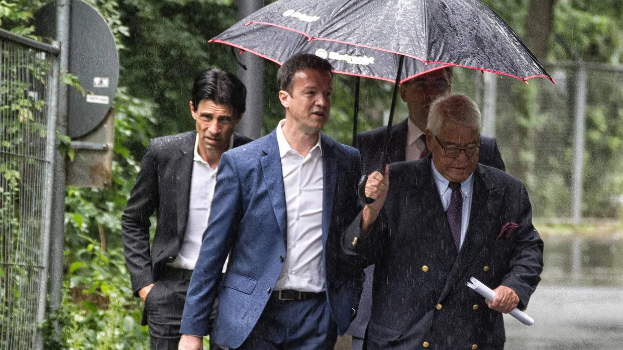 Im Regen stehen andere: Der neue Eintracht-Vorstandschef Fredi Bobic genießt einstweilen den Schutz von Aufsichtsratschef und Schirmherr Wolfgang Steubing