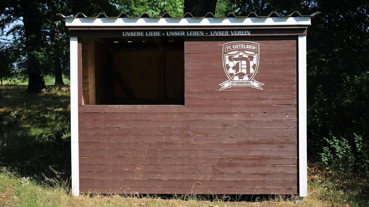Eine Hütte des Fußballvereins FC Ostelbien Dornburg.