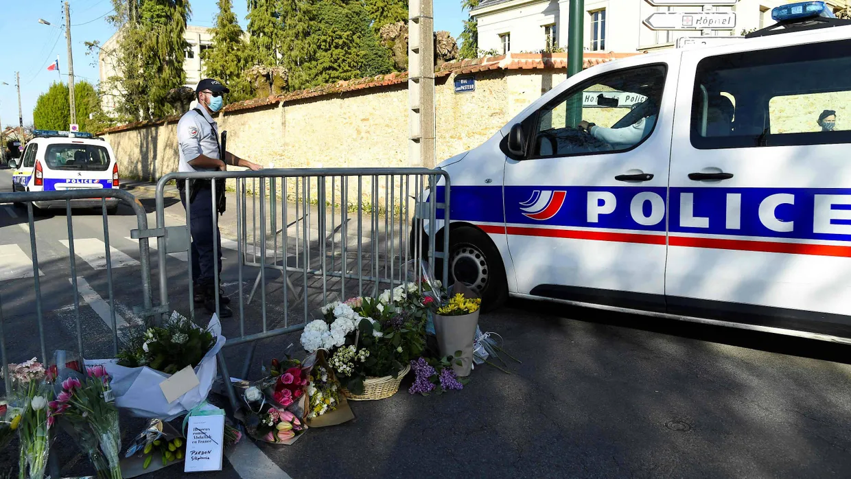 Blumen zum Gedenken an die getötete Polizistin in der Nähe der Polizeistation von Ramboulillet