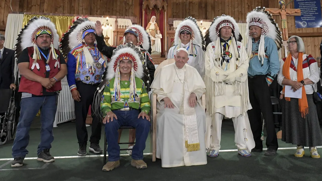 Papst Franziskus mit Häuptlingen der indigenen Bevölkerung Kanadas am Mittwoch am Sankt-Anna-See