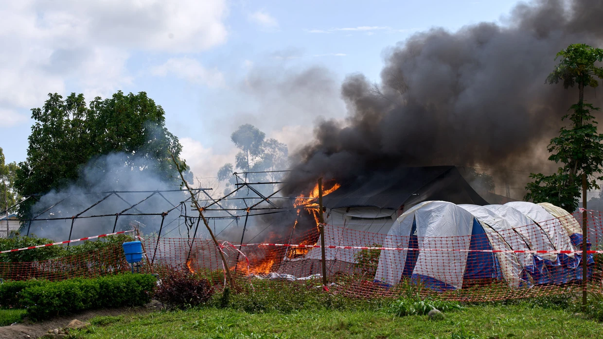 Demokratische Republik Kongo, Rwampara: Flammen und Rauch steigen aus einem Ebola-Behandlungszentrum auf.