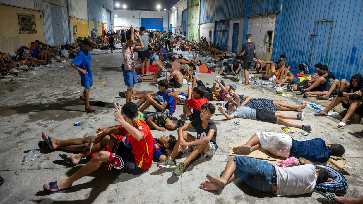 Dutzende Migranten, die die Grenze zwischen Ceuta und Marokko überquert haben, verbringen die Nacht am 31.07.2026 auf der Straße.