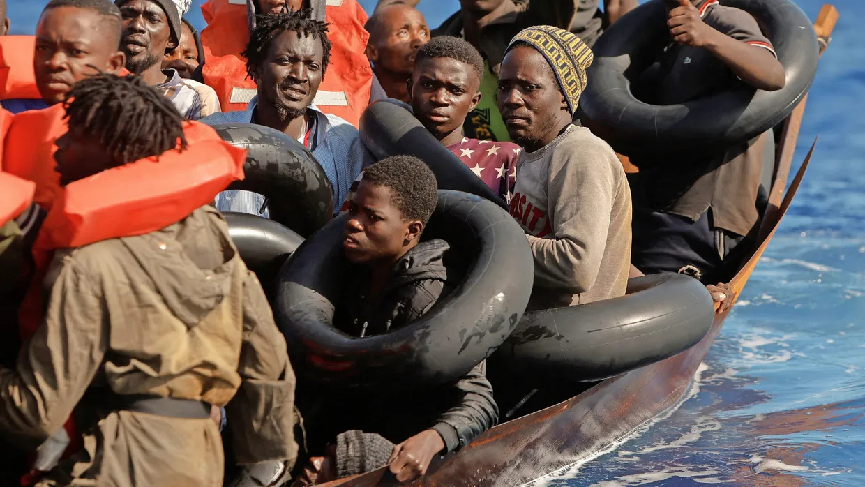 Migranten auf dem Meer zwischen Tunesien Italien warten am 20. Juli auf Rettung durch das Rettungsschiff Geo Barents