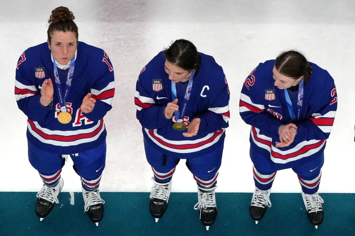Ebenfalls mit Gold ausgezeichnet: Die US-Eishockeyspielerinnen um Britta Curl, Hilary Knight und Tessa Janecke