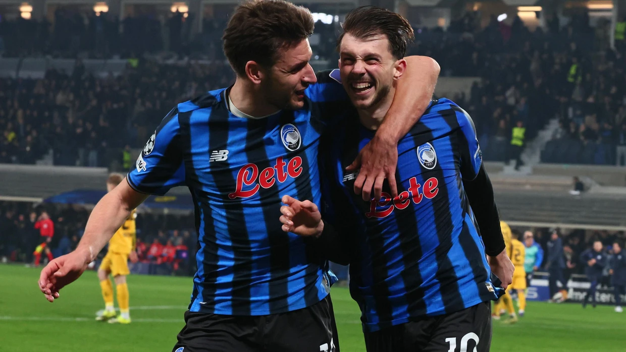 Der BVB scheidet aus, Bergamo steht im Champions League-Achtelfinale: Die Atalanta-Profis um Siegtorschütze Lazar Samardzic (rechts) freuen sich.