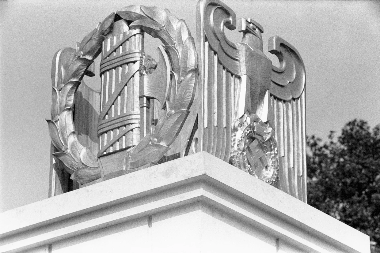 Als Benito Mussolini am 27. September 1937 in Berlin einzog, ritten ihm keine Liktoren voraus. Aber die Straßen waren geschmückt mit dem Rutenbündel, dem altrömischen Abzeichen der von Amtsträgern ausgeübten Staatsgewalt, von dem der Faschismus seinen Namen genommen hat.