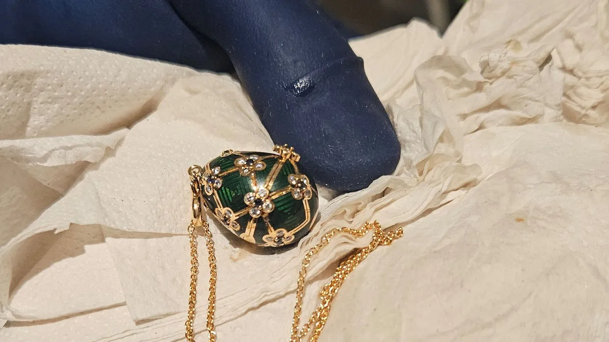 Das Fabergé-Ei, nachdem der Dieb es ausgeschieden hat