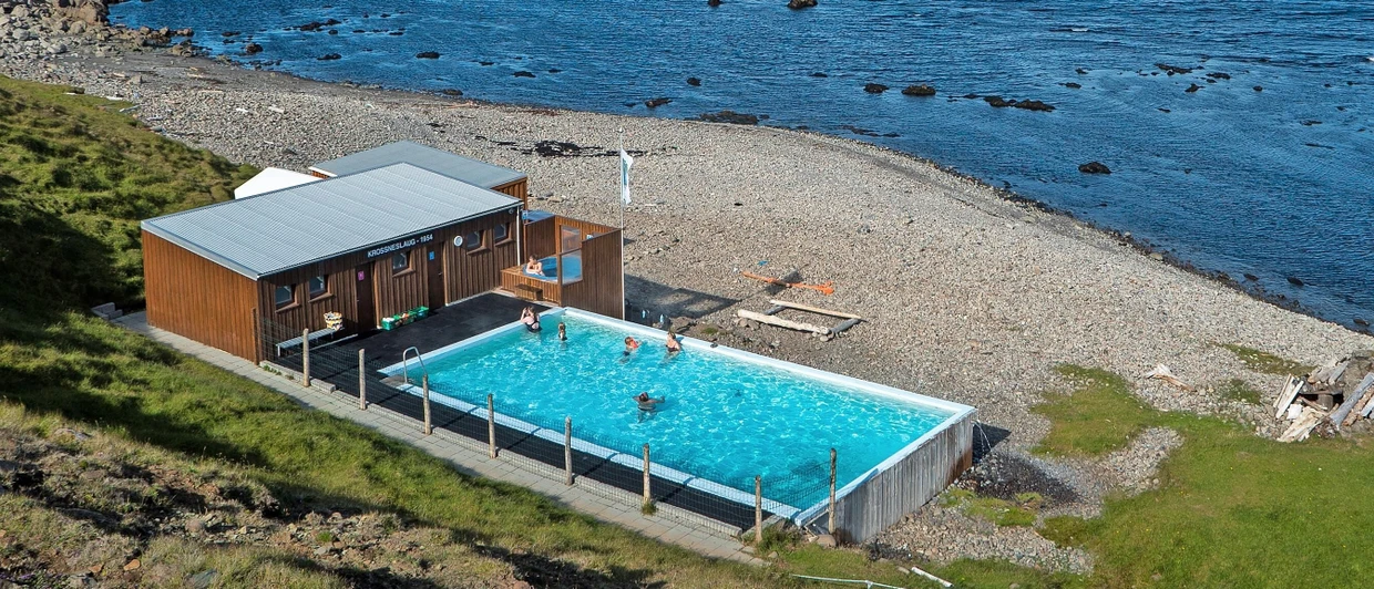 In den Westfjorden: Krossneslaug am Nordatlantikstrand