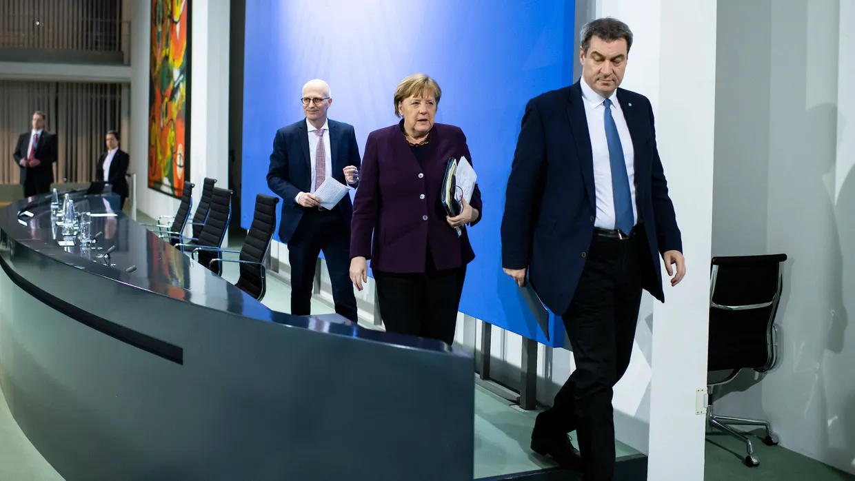 Markus Söder (CSU, rechts), Ministerpräsident von Bayern, Bundeskanzlerin Angela Merkel (CDU) und Peter Tschentscher (SPD) am 12. März in Berlin