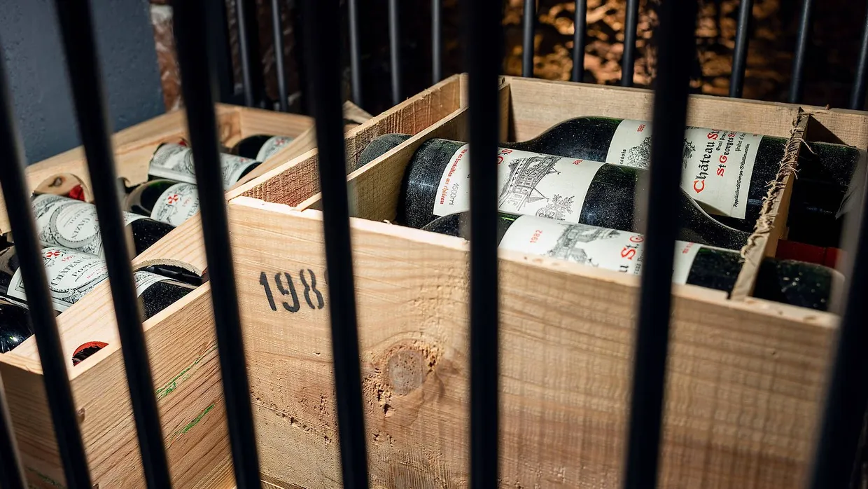 Ein Blick auf ein Weinfach in der Winebank in Frankfurt