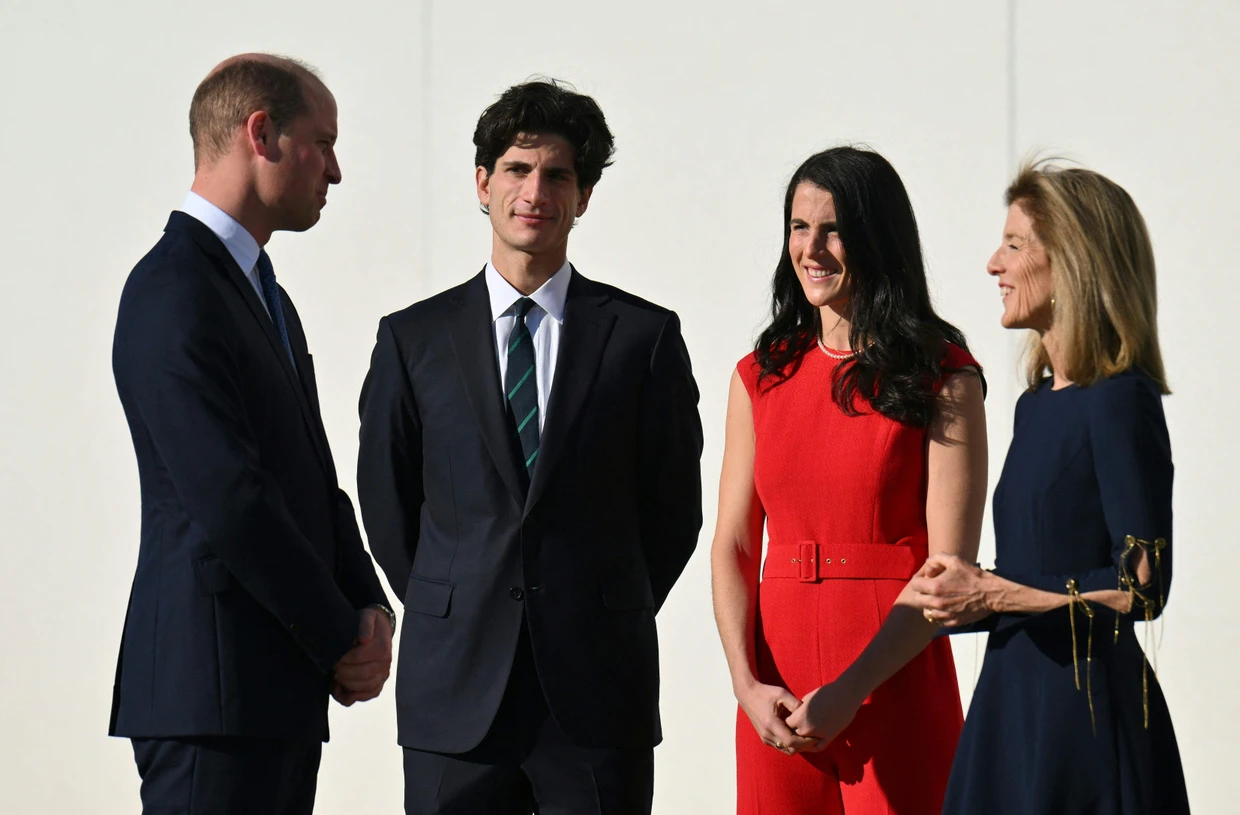 Tatiana Schlossberg mit ihrem Bruder Jack Schlossberg und ihrer Mutter Caroline Kennedy im Gespräch mit Prinz William 2022 in Boston