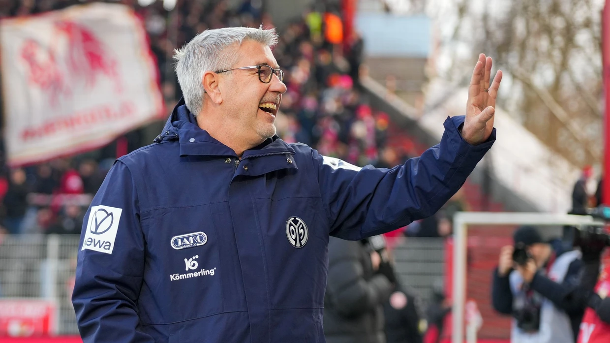 Alte Freunde: Mainz-Trainer Urs Fischer winkt den Union-Fans.