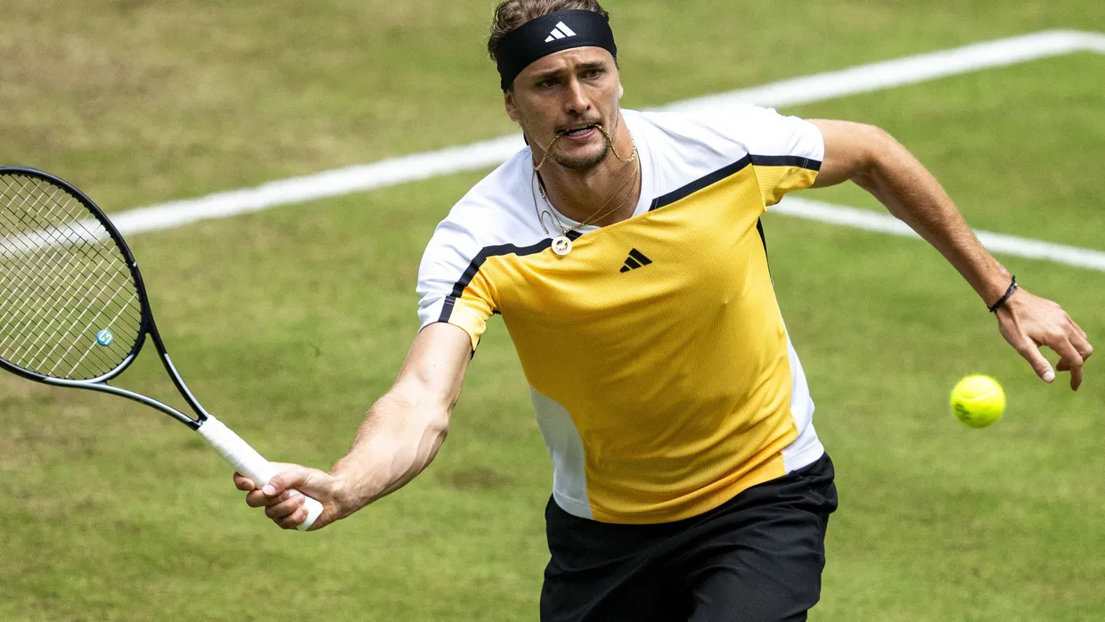 Nicht sein liebster Untergrund: Alexander Zverev scheitert auf dem Rasen in Halle im Halbfinale.