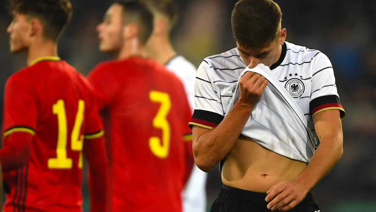 Nicht nur Vitaly Janelt ist enttäuscht nach dem deutschen 2:3 gegen Belgien.
