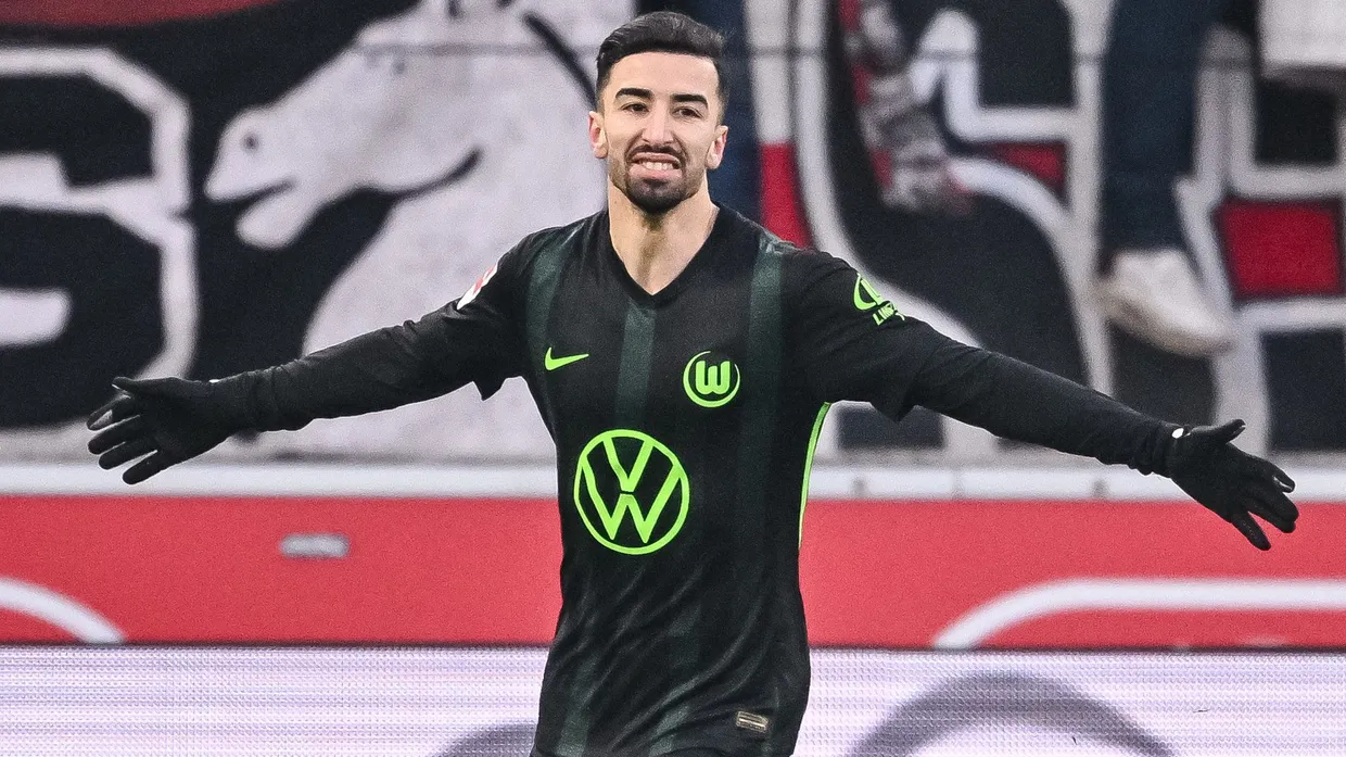 Wolfsburgs Mohammed Amoura jubelt nach seinem Tor zum 1:2.
