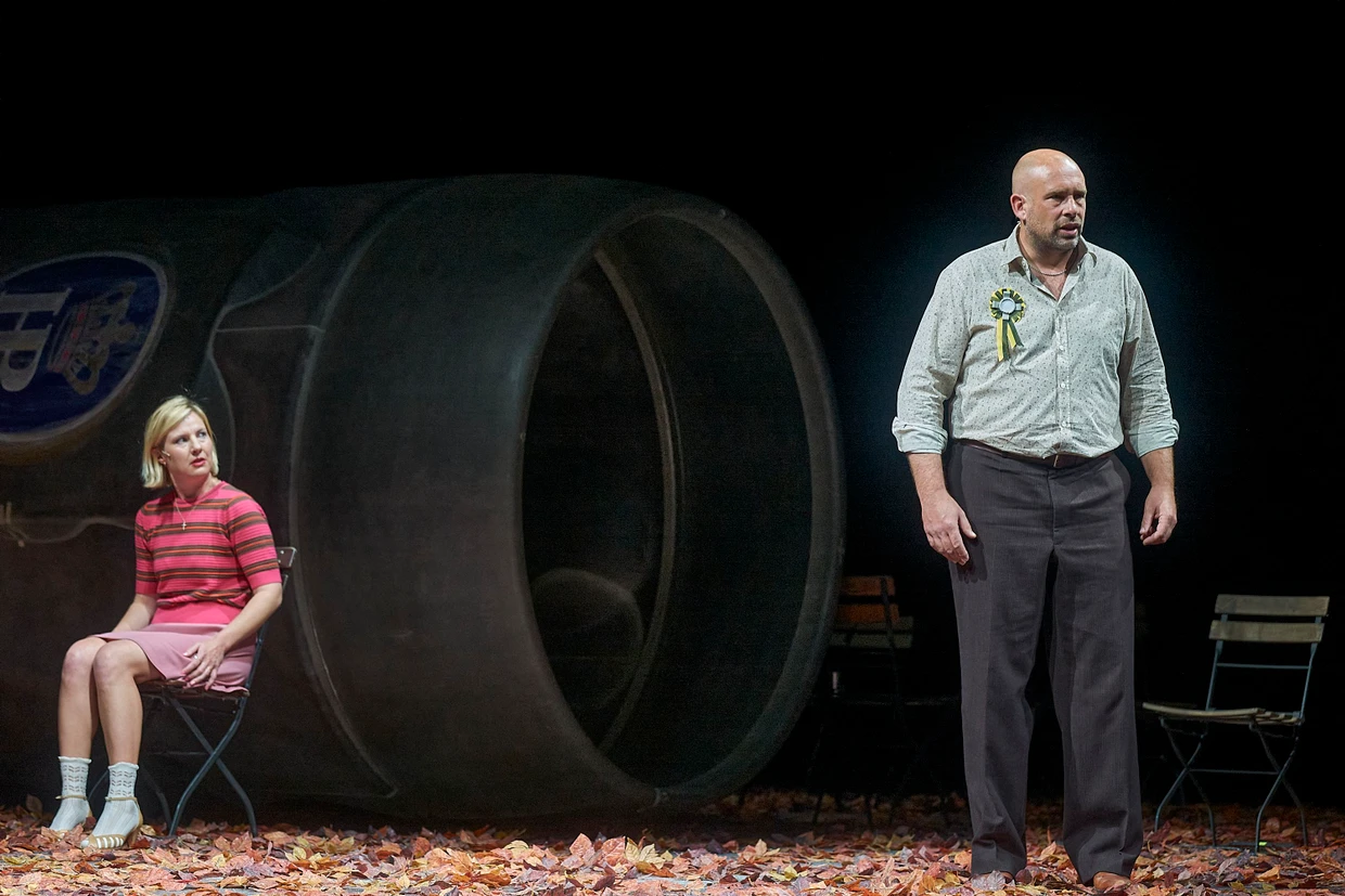  Anna Drexler und Simon Zagermann als Karoline und Kasimir auf der Wiesn