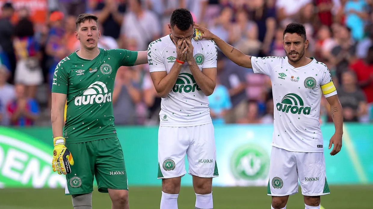 Neto (Mitte), hier flankiert von Jakson Follmann (L.) und Alan Ruschel, beendet seine Karriere.